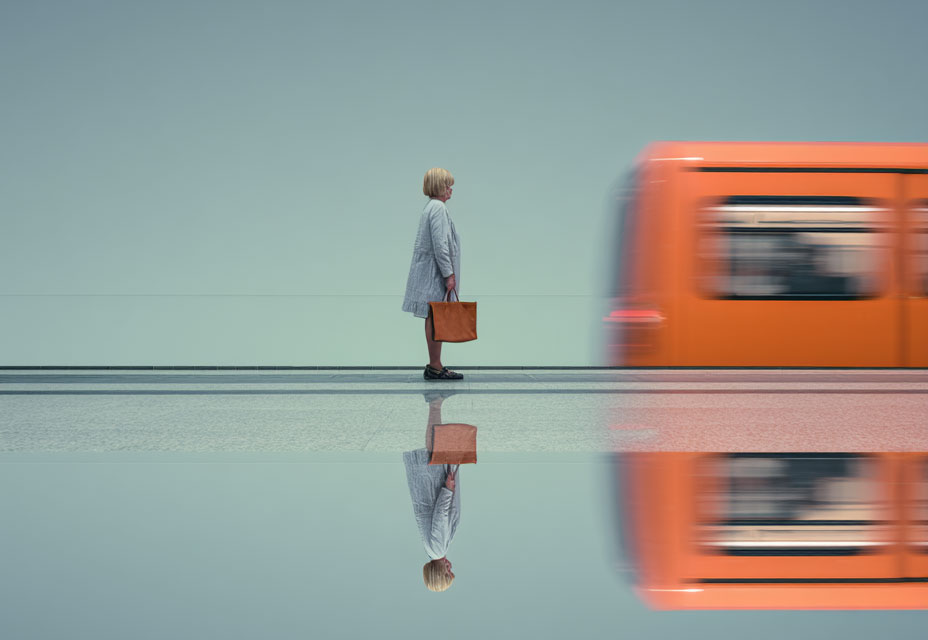 Eine Frau geht durch eine U-Bahnstation