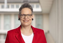 Portrait Dr.in Regina Augustin